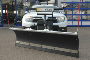 Winterdienstgerät Dacia Duster Allrad mit Schneeschild 180 cm einschließlich Schürfleiste.